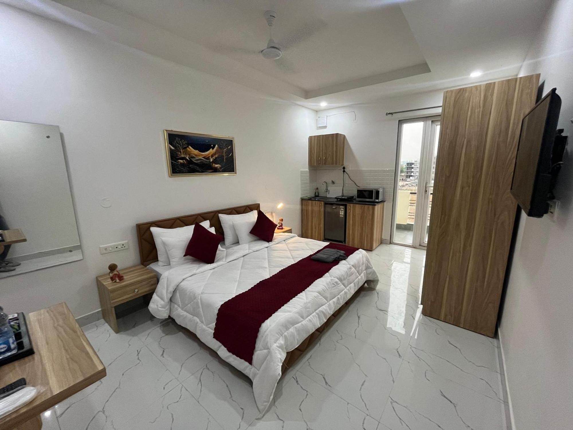 The Lodgers Studio Apartment Infront Of Artemis Hospital Gurugram Gurgaon Exterior foto