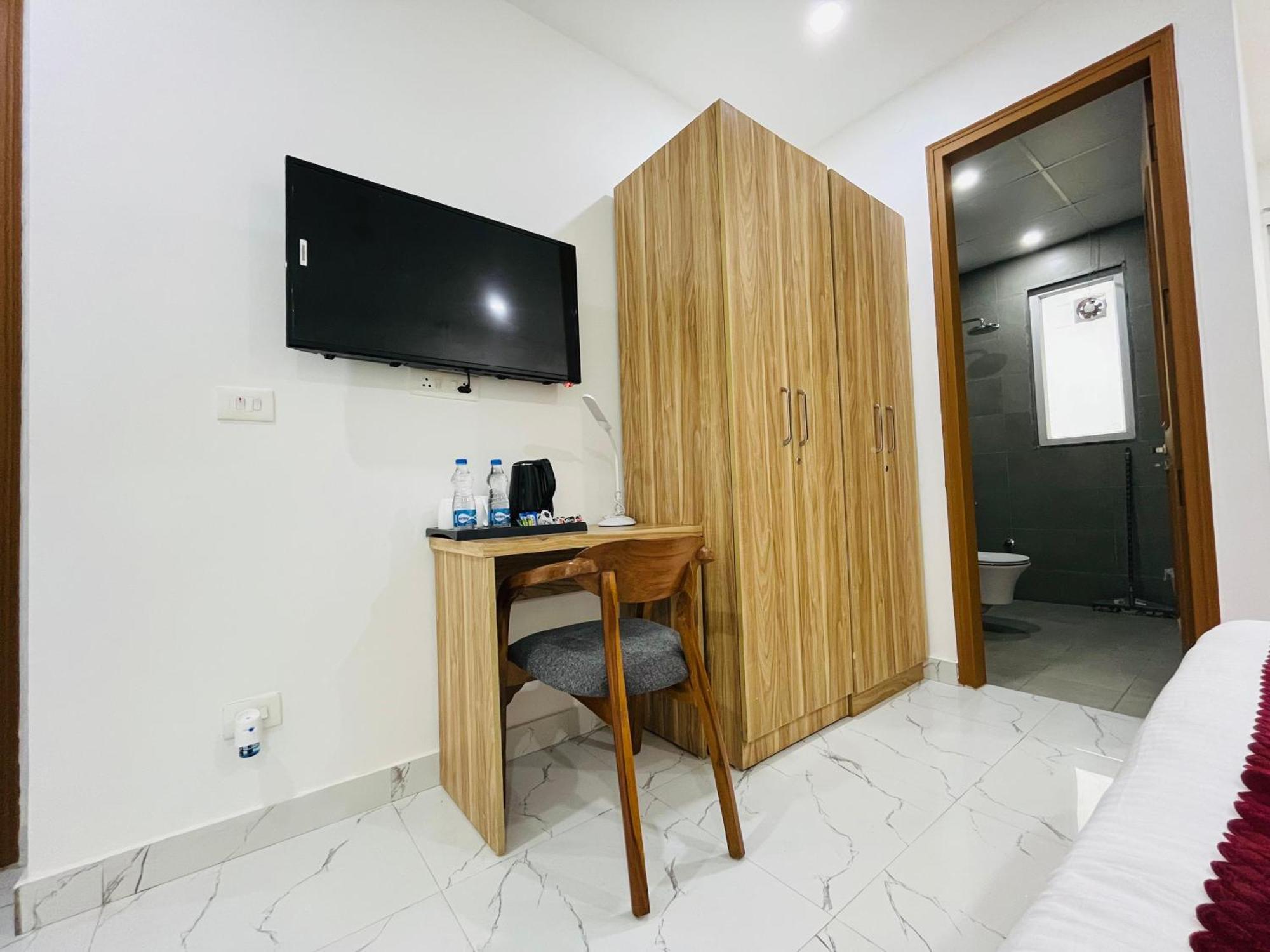 The Lodgers Studio Apartment Infront Of Artemis Hospital Gurugram Gurgaon Exterior foto