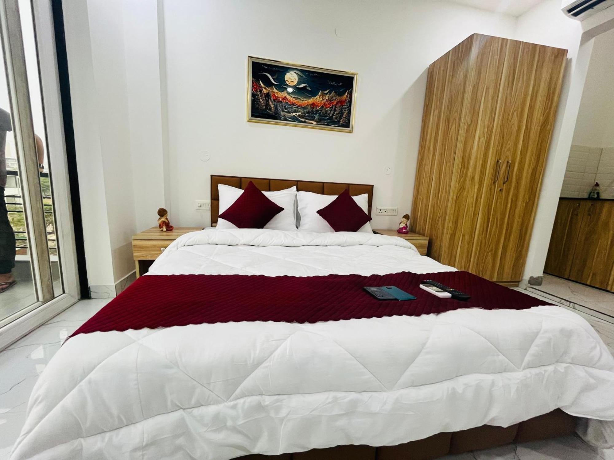 The Lodgers Studio Apartment Infront Of Artemis Hospital Gurugram Gurgaon Exterior foto