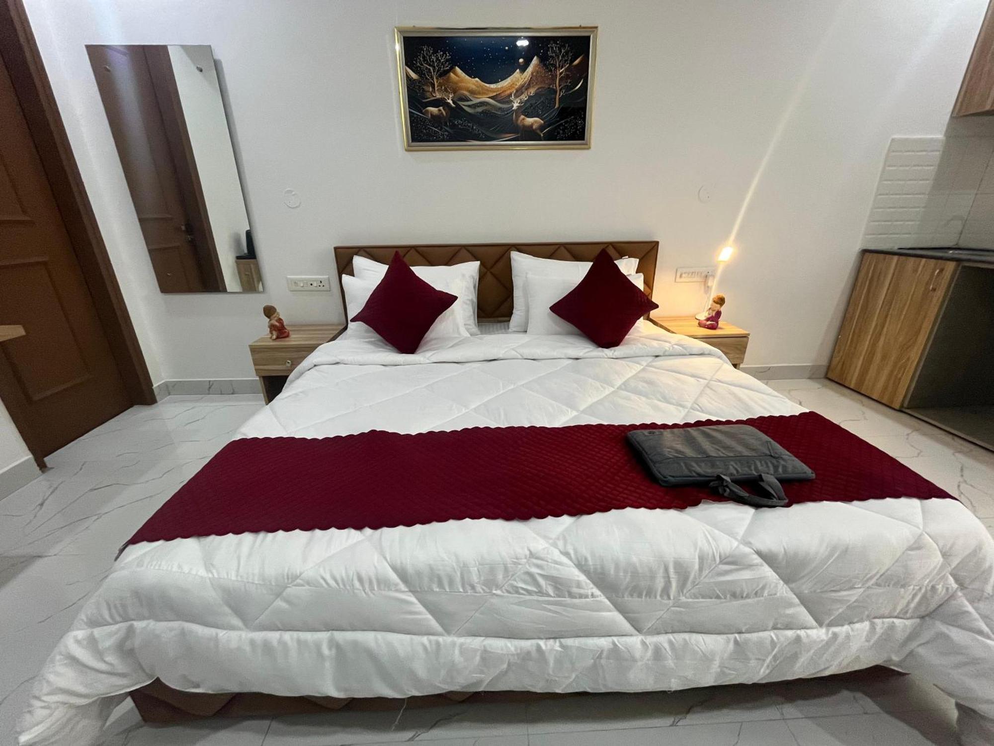The Lodgers Studio Apartment Infront Of Artemis Hospital Gurugram Gurgaon Exterior foto