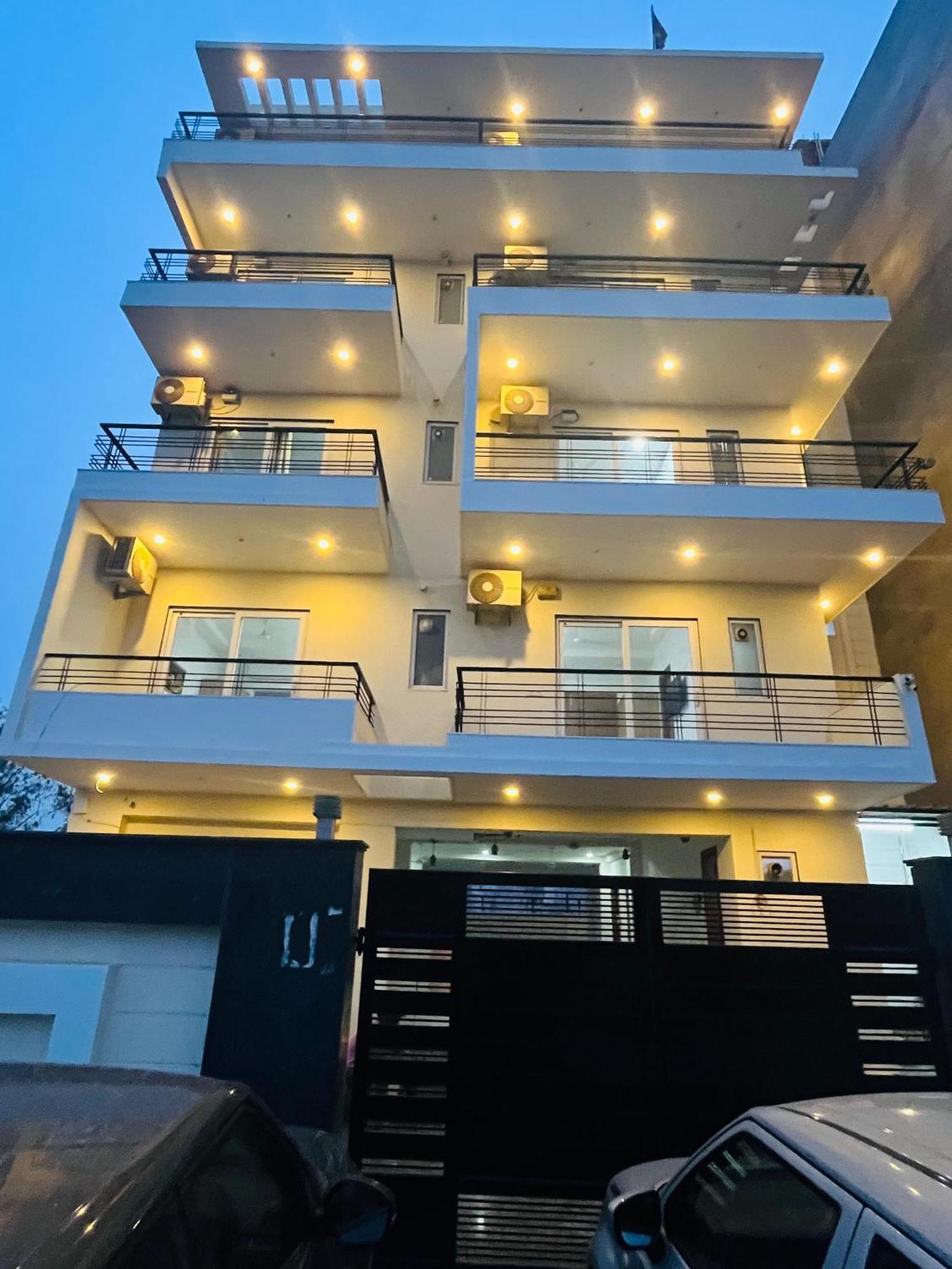 The Lodgers Studio Apartment Infront Of Artemis Hospital Gurugram Gurgaon Exterior foto