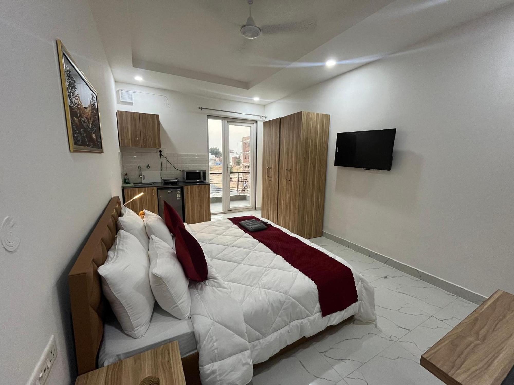 The Lodgers Studio Apartment Infront Of Artemis Hospital Gurugram Gurgaon Exterior foto