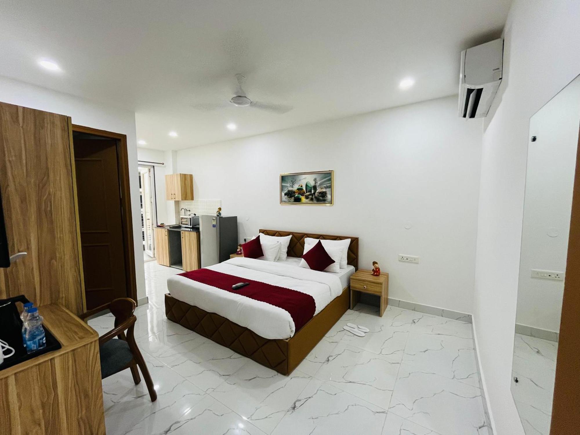 The Lodgers Studio Apartment Infront Of Artemis Hospital Gurugram Gurgaon Exterior foto