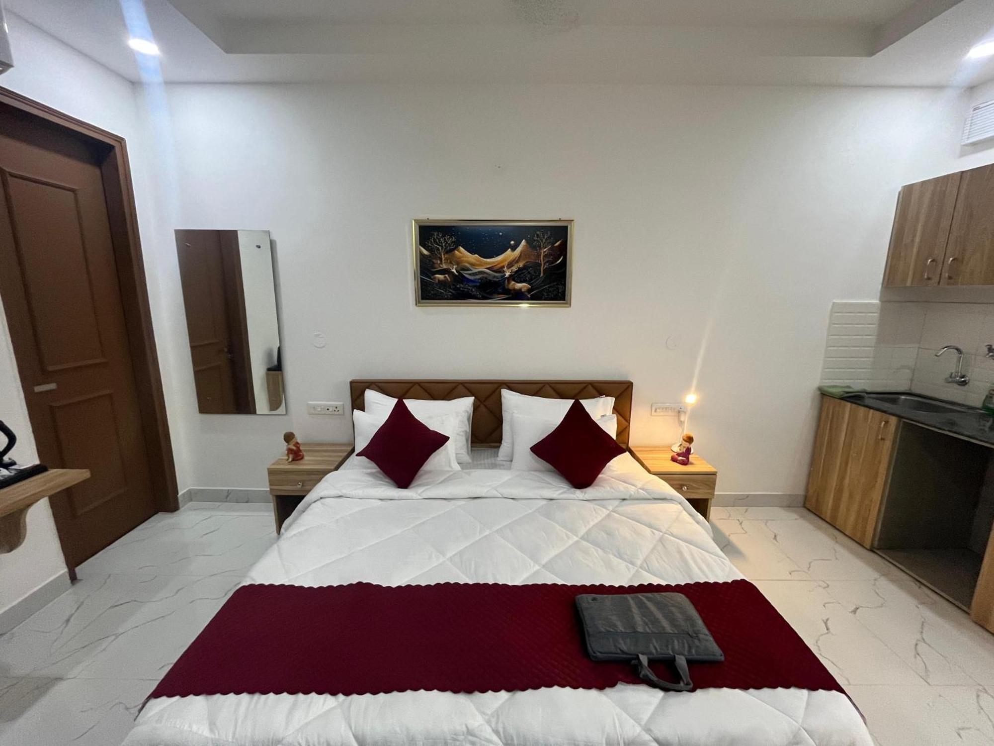 The Lodgers Studio Apartment Infront Of Artemis Hospital Gurugram Gurgaon Exterior foto