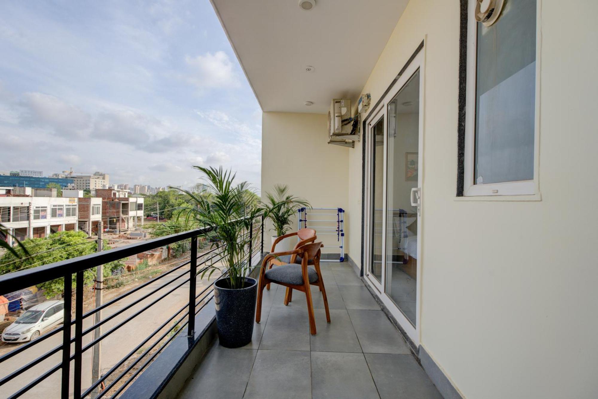 The Lodgers Studio Apartment Infront Of Artemis Hospital Gurugram Gurgaon Exterior foto