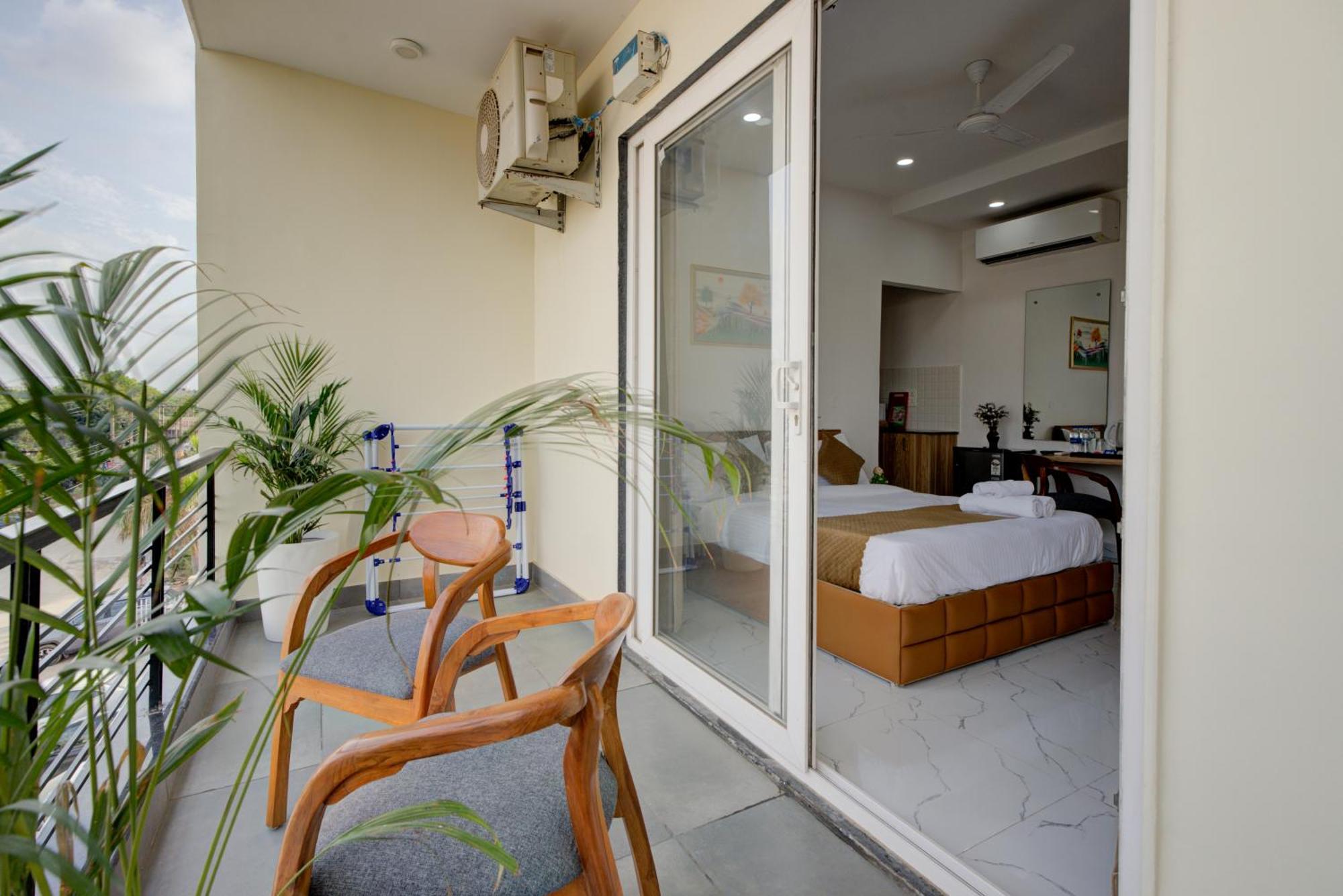 The Lodgers Studio Apartment Infront Of Artemis Hospital Gurugram Gurgaon Exterior foto