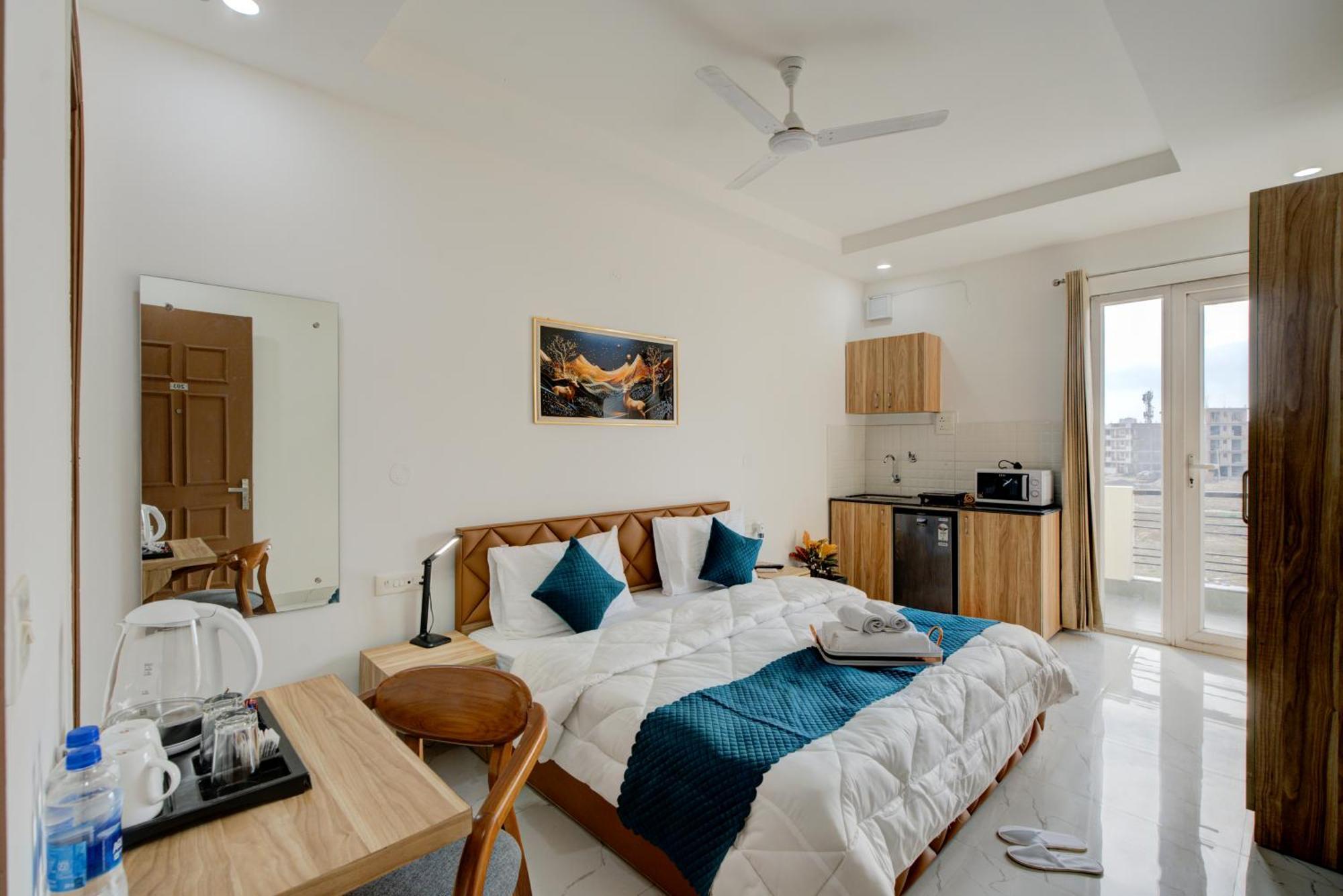 The Lodgers Studio Apartment Infront Of Artemis Hospital Gurugram Gurgaon Exterior foto