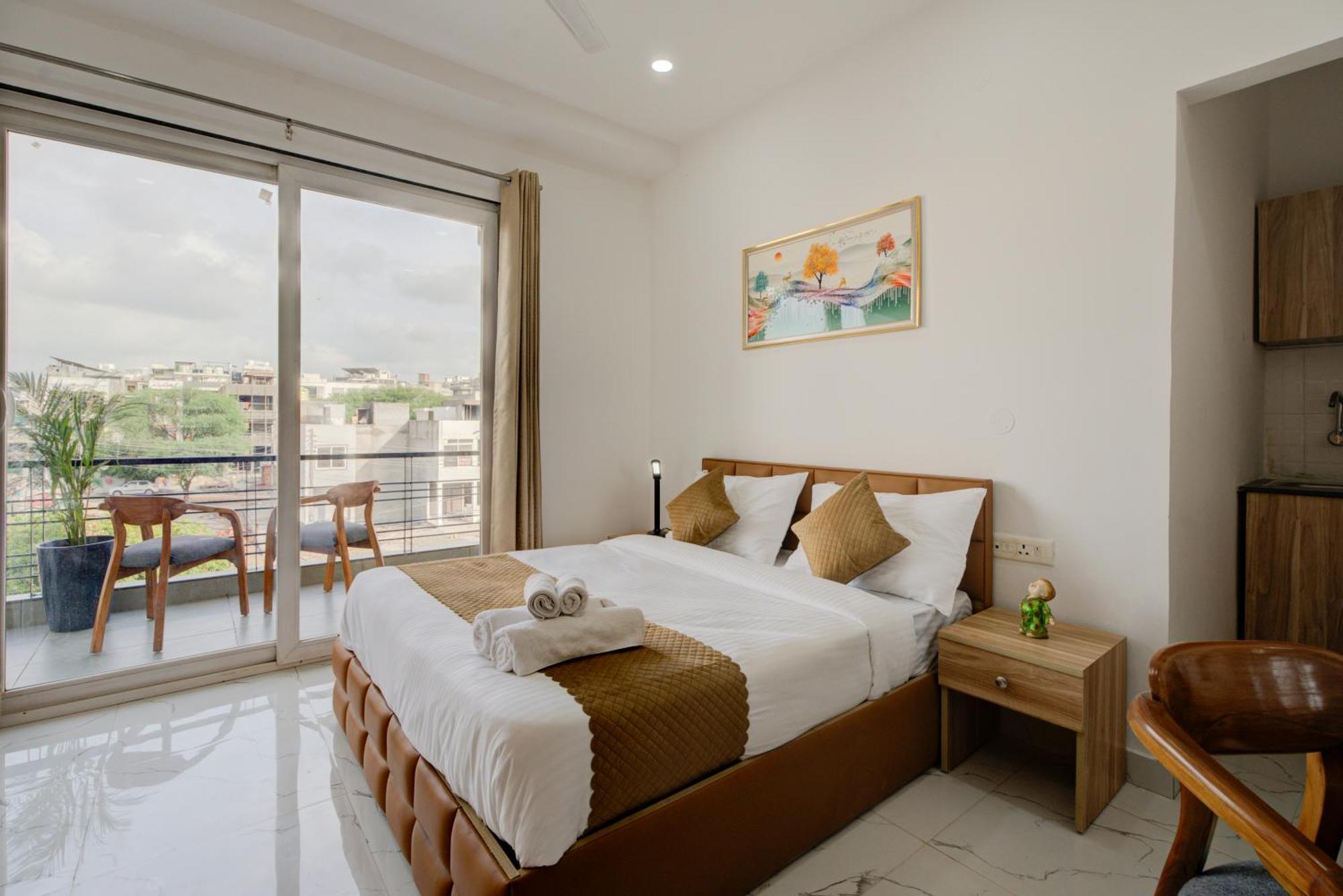 The Lodgers Studio Apartment Infront Of Artemis Hospital Gurugram Gurgaon Exterior foto