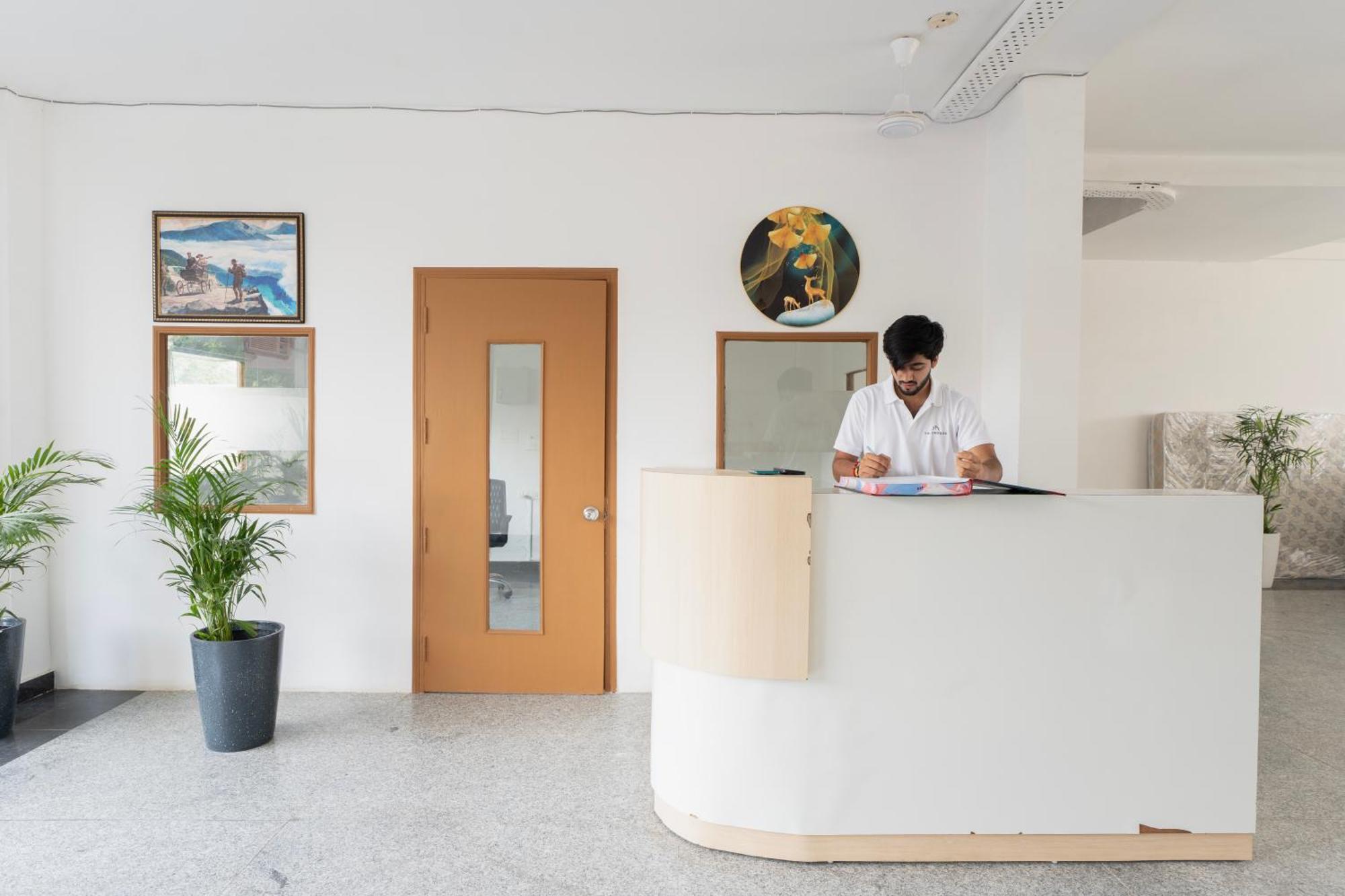 The Lodgers Studio Apartment Infront Of Artemis Hospital Gurugram Gurgaon Exterior foto