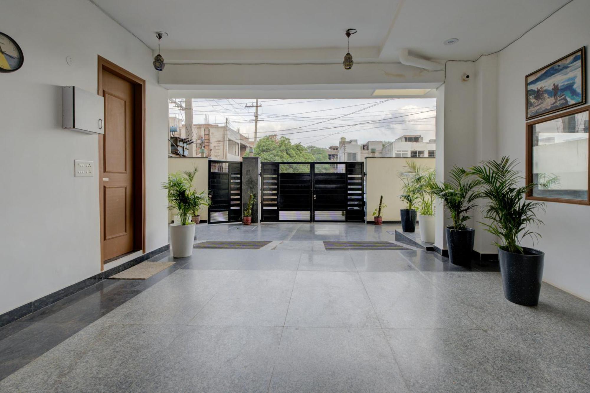The Lodgers Studio Apartment Infront Of Artemis Hospital Gurugram Gurgaon Exterior foto
