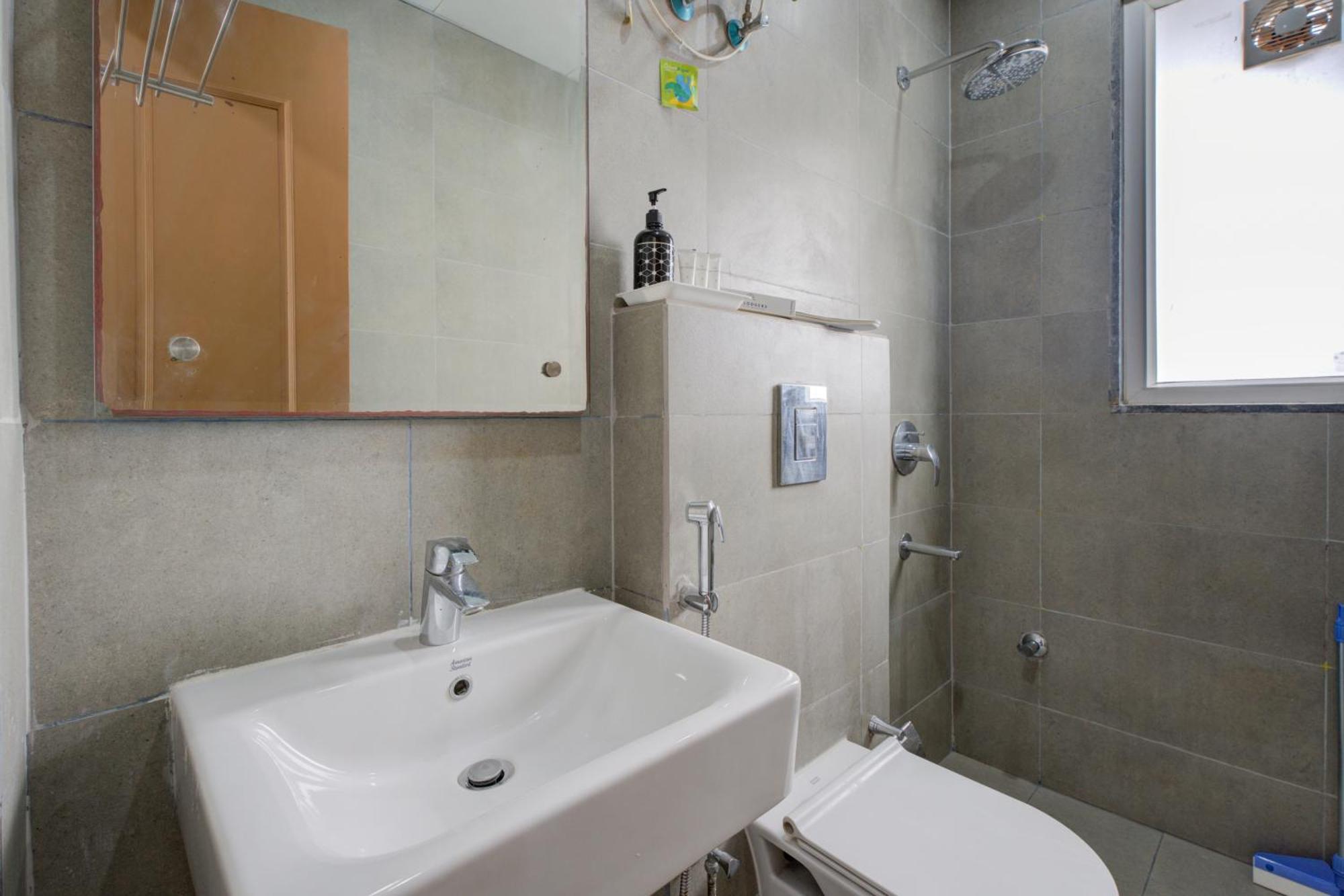 The Lodgers Studio Apartment Infront Of Artemis Hospital Gurugram Gurgaon Exterior foto