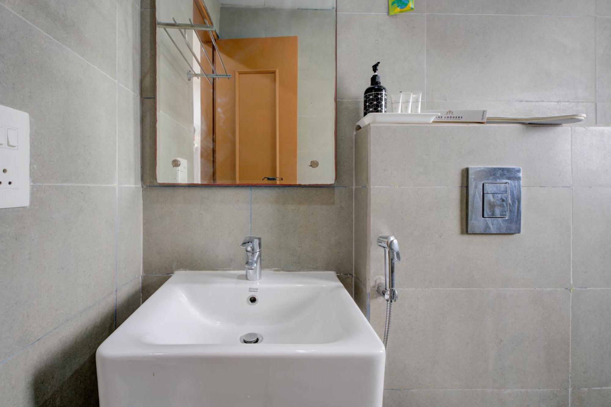 The Lodgers Studio Apartment Infront Of Artemis Hospital Gurugram Gurgaon Exterior foto
